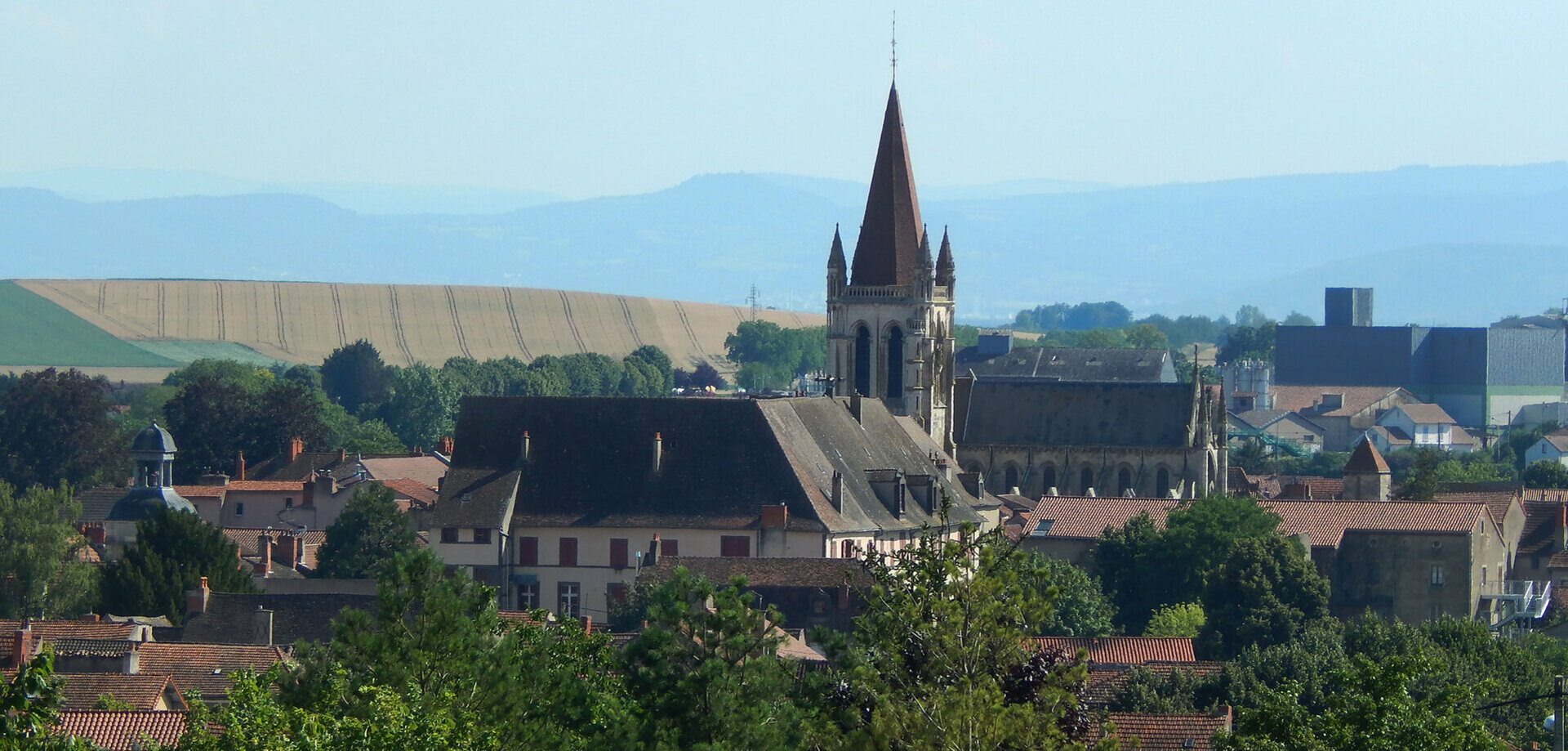 Bienvenue à Aigueperse dans la plaine de la Limagne -63